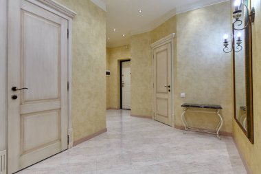 Güzel bir iç mekanı olan giriş salonu.