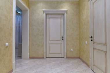 Güzel bir iç mekanı olan giriş salonu.