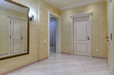 Güzel bir iç mekanı olan giriş salonu.