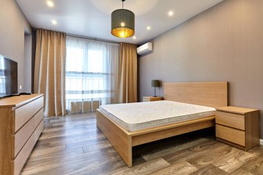 Güzel bir iç mekanı olan yatak odası.