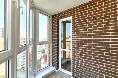 Uzun bir apartman balkonunun içinde.