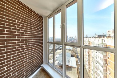 Uzun bir apartman balkonunun içinde.