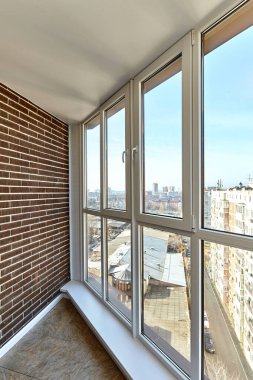 Uzun bir apartman balkonunun içinde.