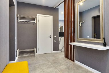 Güzel bir iç mekanı olan giriş salonu.