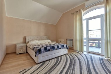 Güzel bir iç mekanı olan yatak odası.