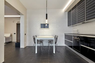 Aletleri olan bir mutfak ve güzel bir iç mekan.