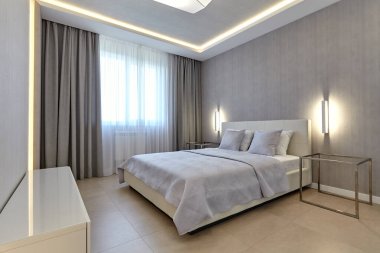 Güzel bir iç mekanı olan yatak odası.