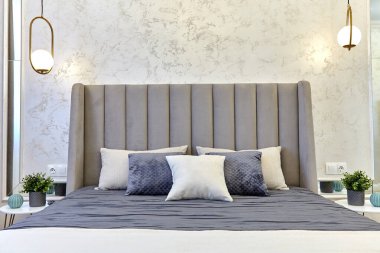 Güzel bir iç mekanı olan yatak odası.