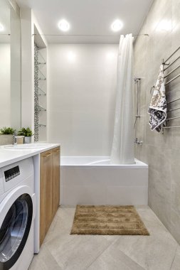 İçi güzel olan bir banyo.