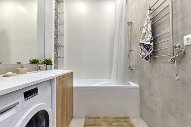 İçi güzel olan bir banyo.