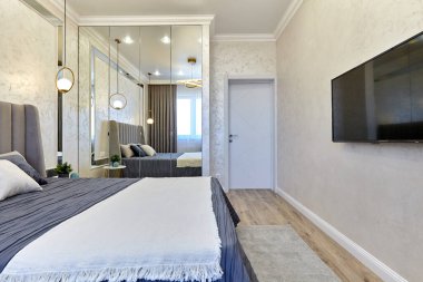 Güzel bir iç mekanı olan yatak odası.