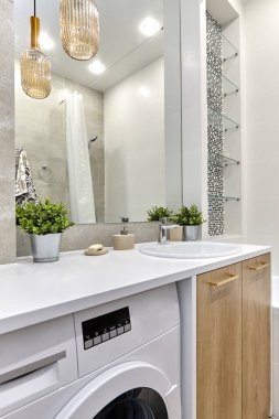 İçi güzel olan bir banyo.