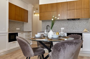 Aletleri olan bir mutfak ve güzel bir iç mekan.