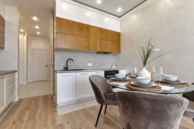 Aletleri olan bir mutfak ve güzel bir iç mekan.