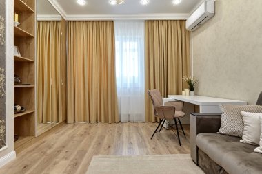 Güzel bir iç mekanı olan oturma odası.