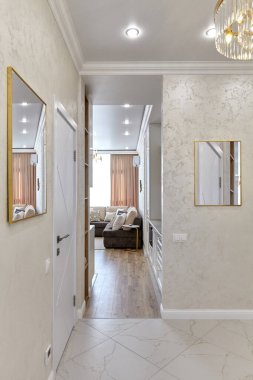 Güzel bir iç mekanı olan giriş salonu.