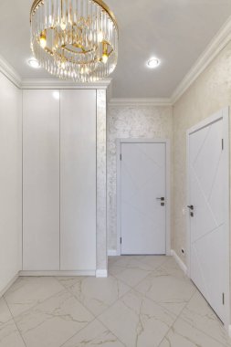 Güzel bir iç mekanı olan giriş salonu.