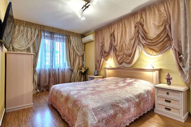 Güzel bir iç mekanı olan yatak odası.