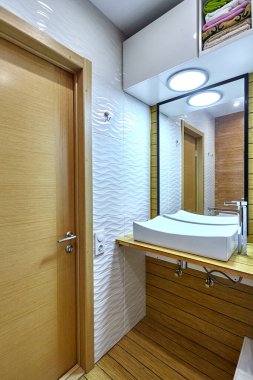 İçi güzel olan bir banyo.