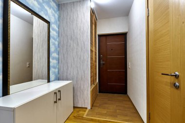 Güzel bir iç mekanı olan giriş salonu.