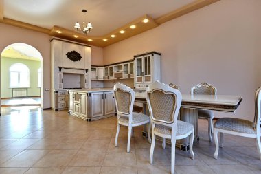 Aletleri olan bir mutfak ve güzel bir iç mekan.