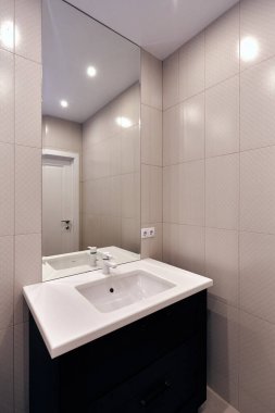 İçi güzel olan bir banyo.