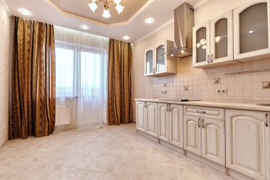 Aletleri olan bir mutfak ve güzel bir iç mekan.