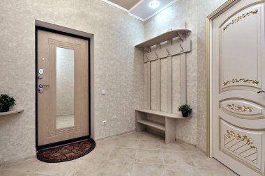 Güzel bir iç mekanı olan giriş salonu.