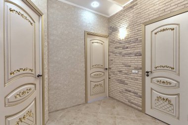 Güzel bir iç mekanı olan giriş salonu.