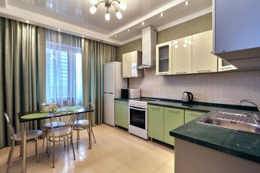 Aletleri olan bir mutfak ve güzel bir iç mekan.