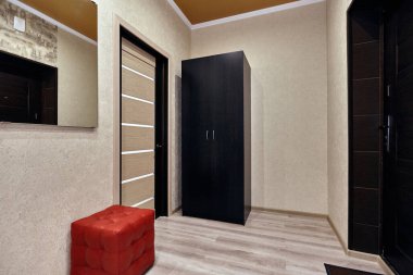 Güzel bir iç mekanı olan giriş salonu.