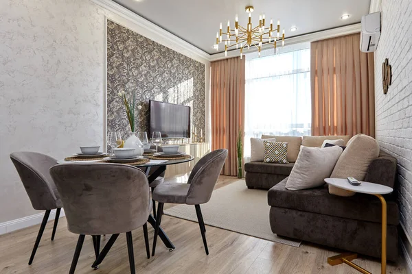 Güzel bir iç mekanı olan oturma odası.