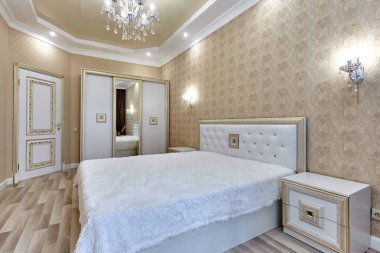 Güzel bir iç mekanı olan yatak odası.