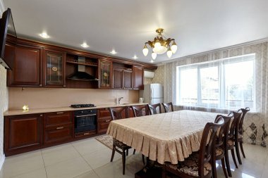 Aletleri olan bir mutfak ve güzel bir iç mekan.