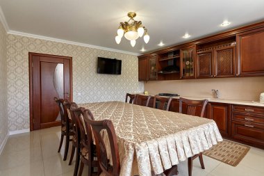 Aletleri olan bir mutfak ve güzel bir iç mekan.