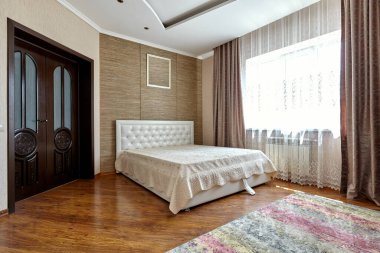 Güzel bir iç mekanı olan yatak odası.