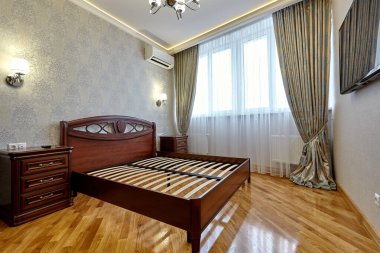 Güzel bir iç mekanı olan yatak odası.