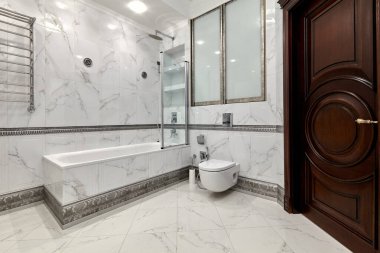 İçi güzel olan bir banyo.