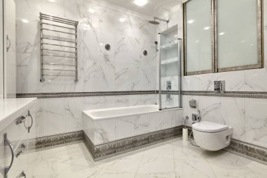 İçi güzel olan bir banyo.