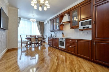 Aletleri olan bir mutfak ve güzel bir iç mekan.