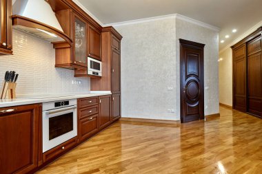 Aletleri olan bir mutfak ve güzel bir iç mekan.