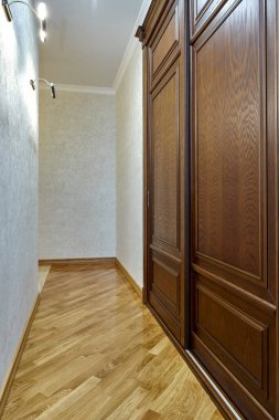 Güzel bir iç mekanı olan giriş salonu.