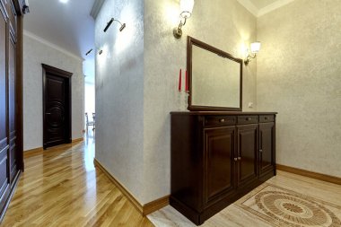 Güzel bir iç mekanı olan giriş salonu.