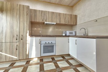 Aletleri olan bir mutfak ve güzel bir iç mekan.