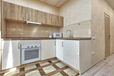 Aletleri olan bir mutfak ve güzel bir iç mekan.