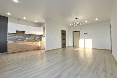 Aletleri olan bir mutfak ve güzel bir iç mekan.