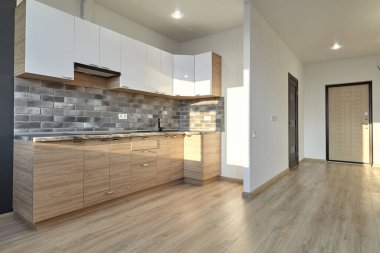 Aletleri olan bir mutfak ve güzel bir iç mekan.