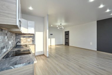 Aletleri olan bir mutfak ve güzel bir iç mekan.