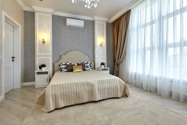 Güzel bir iç mekanı olan yatak odası.