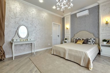 Güzel bir iç mekanı olan yatak odası.